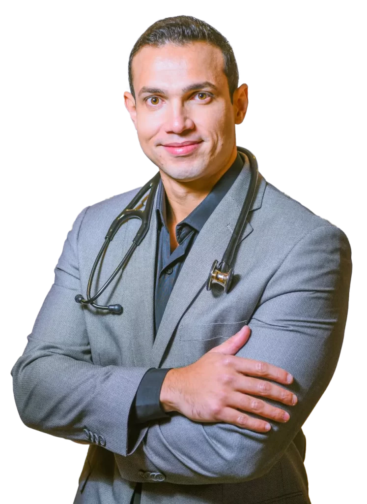 Dr. Edmo Galvão, de blazer cinza e estetoscópio